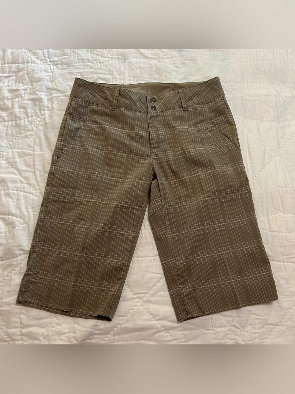 Columbia Trioletta Bermuda Shorts Womens 6 Tan Plaid Golf Hiking Lightweight